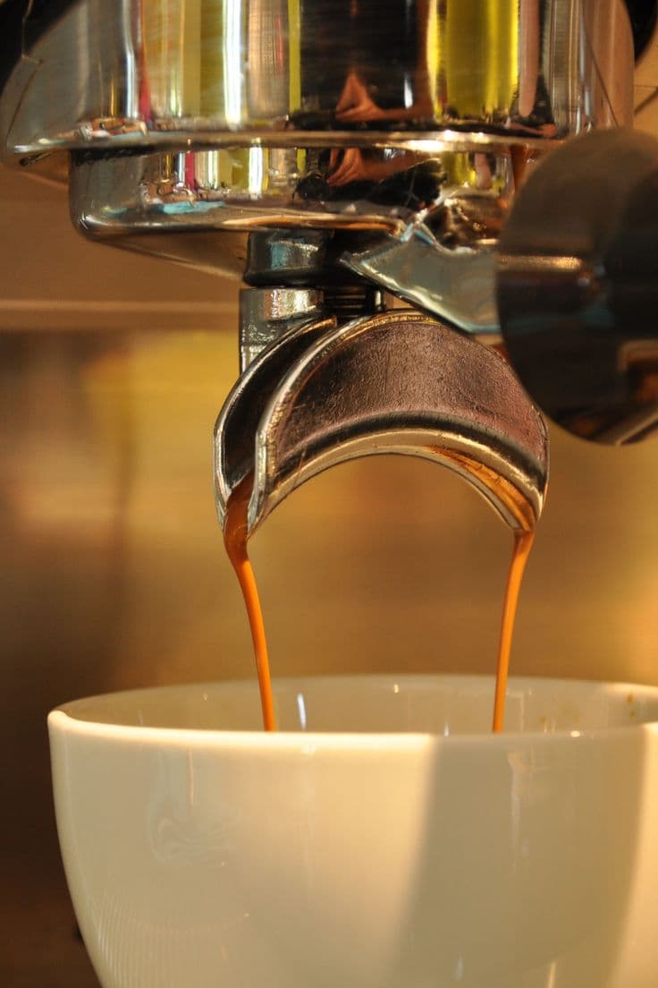 Tecnico DEMARCAF ripara una macchina da caffè